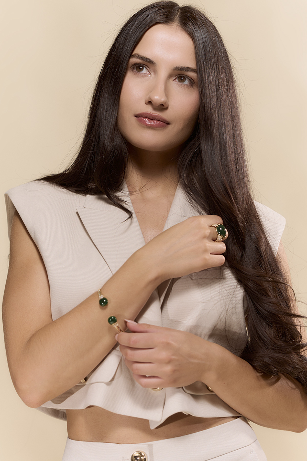 modelo-anillo-dorado-verde-velvet-lux-malizzia